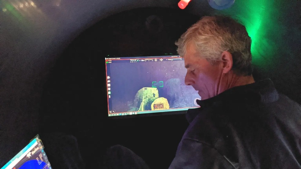 Stockton Rush, fundador da OceanGate, à frente da tela que mostra a área ao redor do submarino — Foto: OceanGate Expeditions / Reprodução