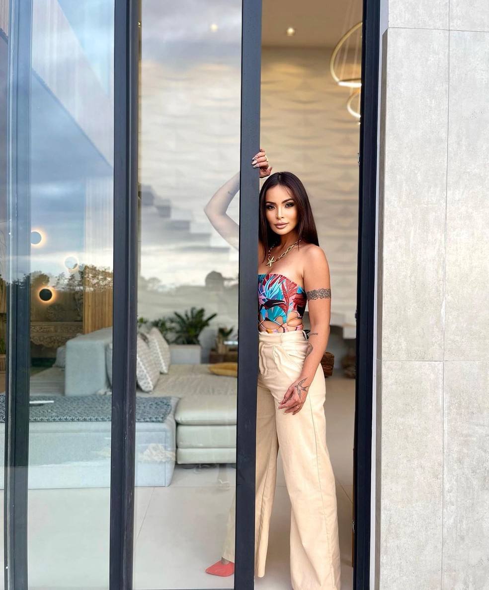 Carol Nakumura nas portas de vidro da casa — Foto: Instagram / Reprodução