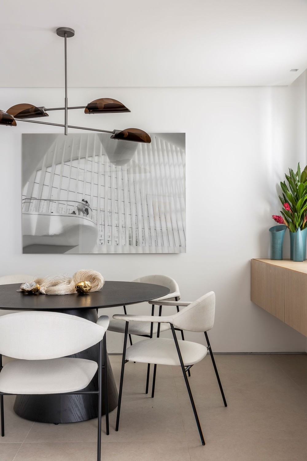 Marcenaria azul traz charme a apartamento neutro de 153 m²