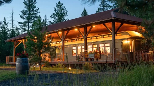 Vagão de trem decadente de R$ 17 mil vira uma das estadias mais lucrativas dos EUA após reforma Vagão de trem decadente de R$ 17 mil vira uma das estadias mais lucrativas dos EUA após reforma