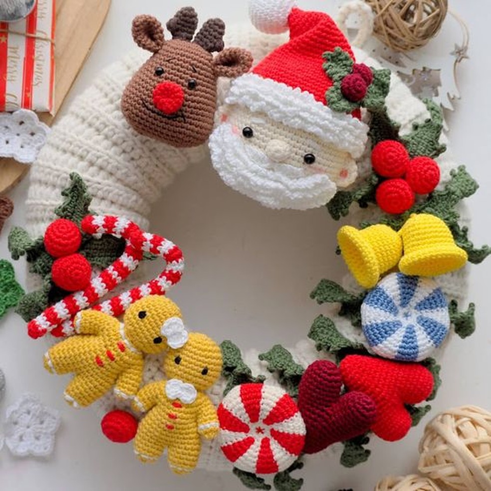 As guirlandas de amigurumi, bichinhos feitos de crochê, exigem um pouco mais de habilidade, mas são lindos presentes — Foto: Pinterest / entreleisedocuras.blogspot.com / Reprodução