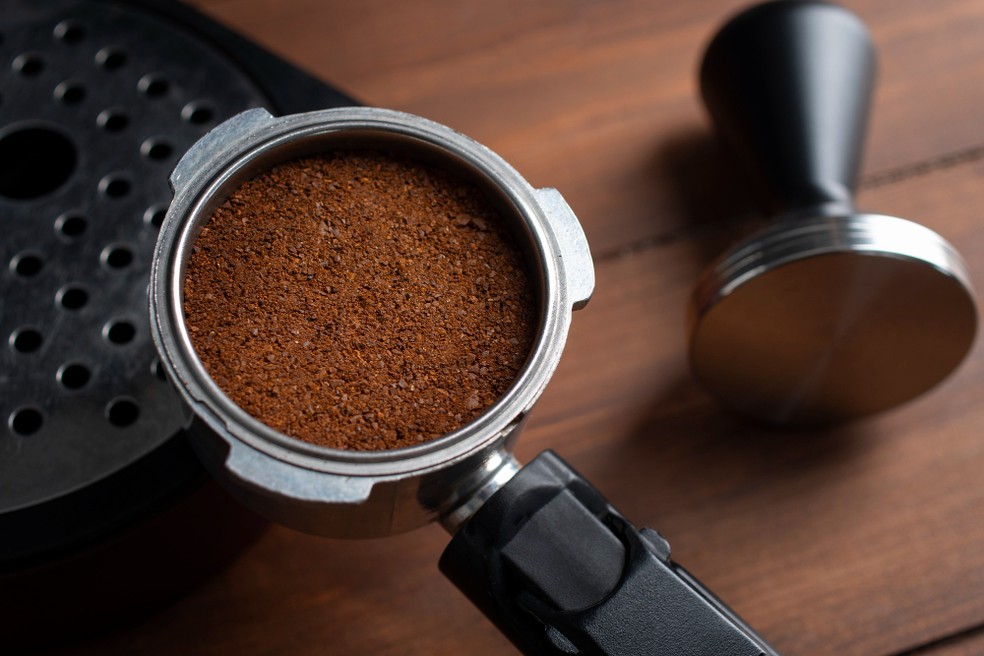 O pó de café tende a absorver a umidade, tornando-se compacto e resistente, características importantes no concreto — Foto: Freepik / Creative Commons