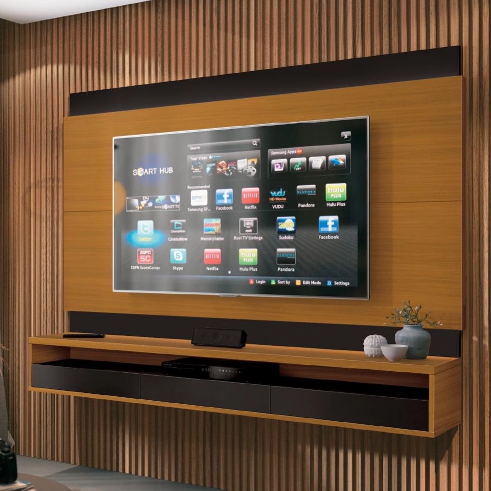 Painel suspenso para TV tem design moderno e prático para acomodar televisor de até 65'' — Foto: Reprodução / Americanas 