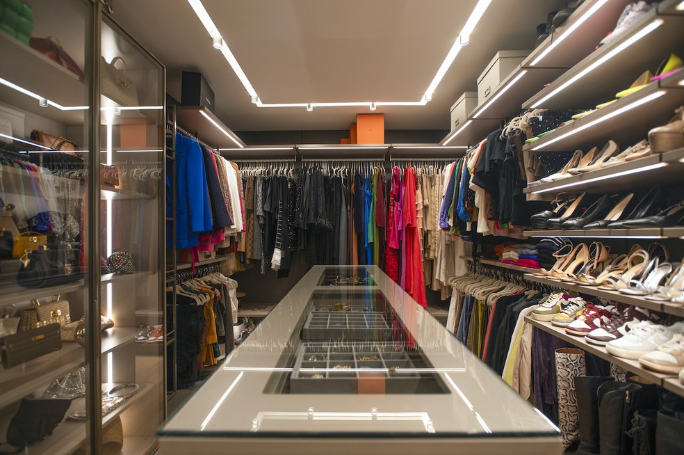10 closets impressionantes de famosas que redefinem o conceito de luxo ...