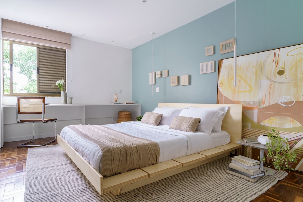 QUARTO | A parede colorida deixa o quarto mais acolhedor. Tapete da Carminatti. Enxovais da Primavera Casa — Foto: Fred Schueler / Divulgação