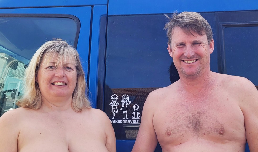 Os dois viajam pela Europa buscando locais onde a prática nudista é aceita — Foto: @nakedtravels1/ Caters News / Reprodução