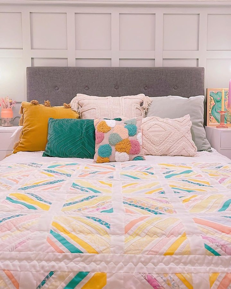 No quarto, roupas de cama, almofadas e outros objetos de decoração trazem a temática colorida — Foto: Instagram / @the_flat_that_rosie_built / Reprodução