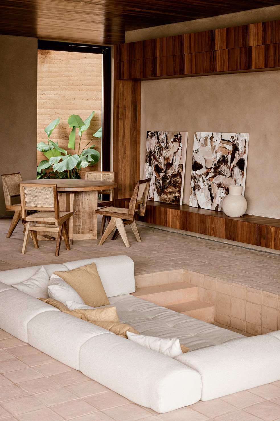 SALA DE JANTAR | O ambiente tem vista para o jardim interno. Mesa da Arboreal. Cadeiras da Casa Atica — Foto: Fran Parente / Divulgação