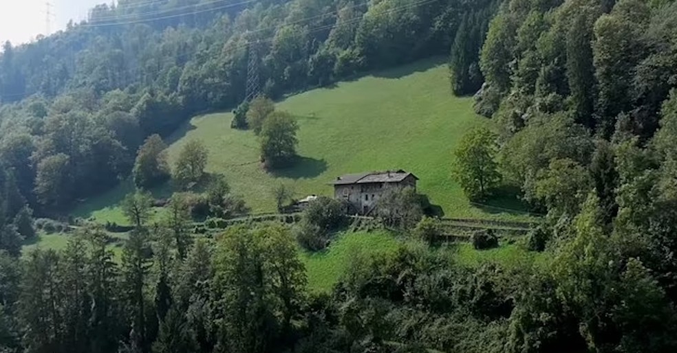 A casa de Flaminio fica em uma colina na Itália, onde ele vive há mais de meio século — Foto: YouTube / @yestheory / Reprodução