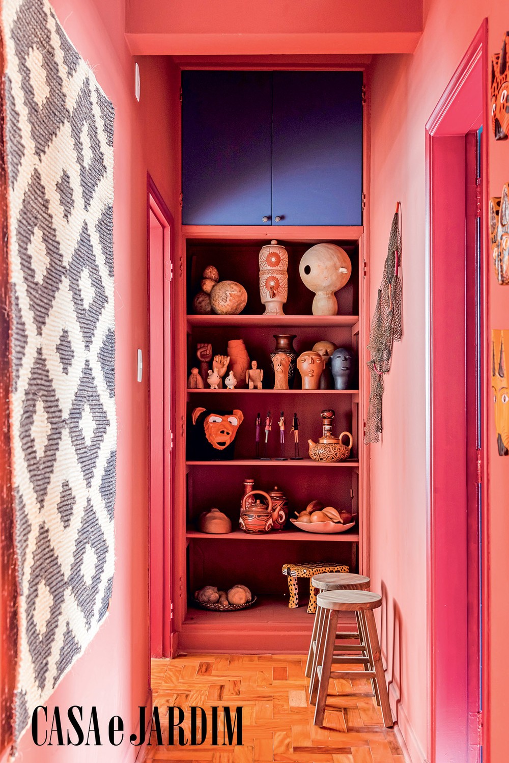 Stephanie Ribeiro mostra a decoração colorida de seu apartamento em SP