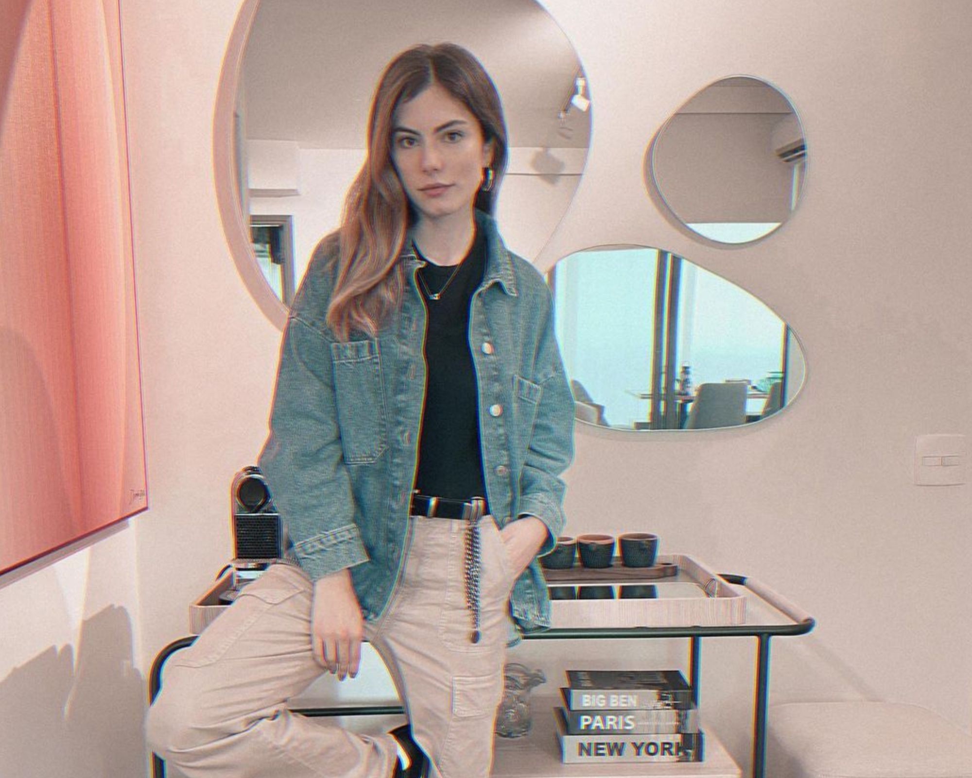 Bruna Hamú decora a sua sala com novos espelhos: 'Meu canto preferido'