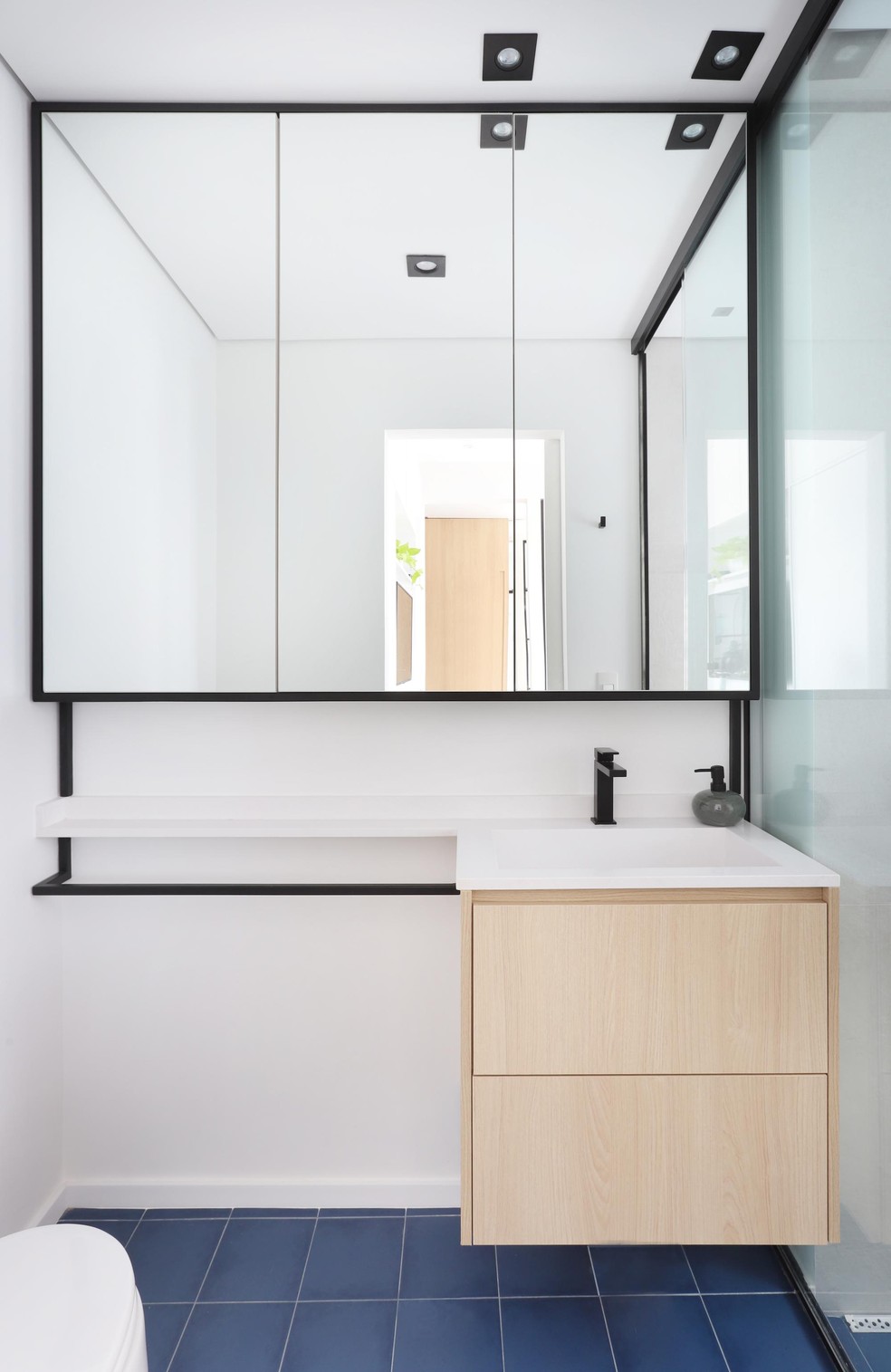 No projeto do escritório Studio 92, o banheiro tem bancada com cuba esculpida de quartzo — Foto: Divulgação