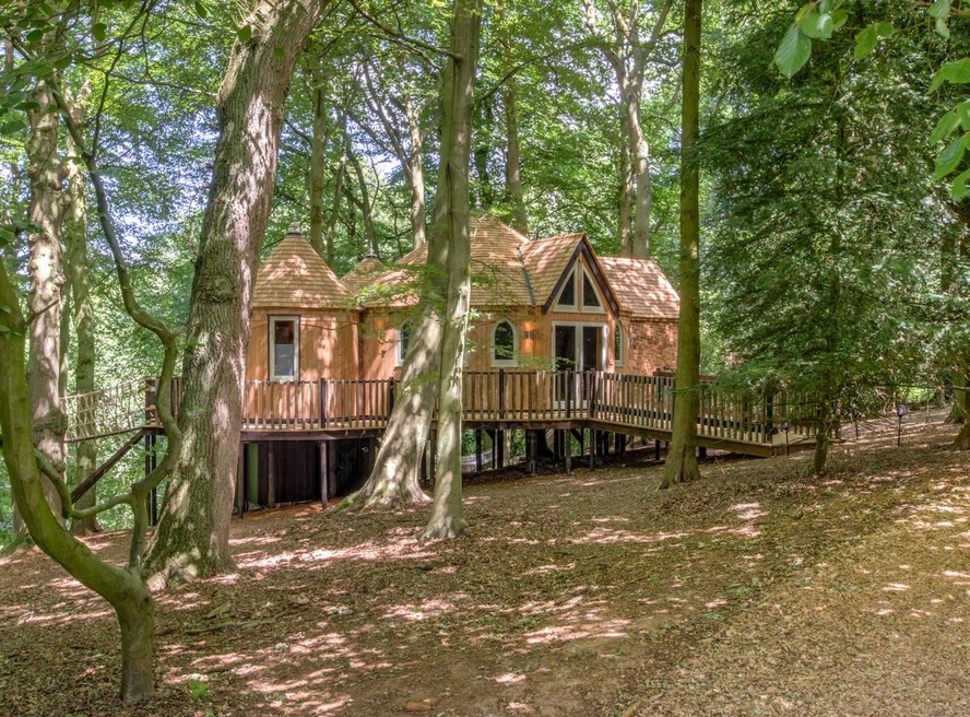 Cabana no meio de uma floresta foi inspirada no universo das 'Crônicas de Nárnia'