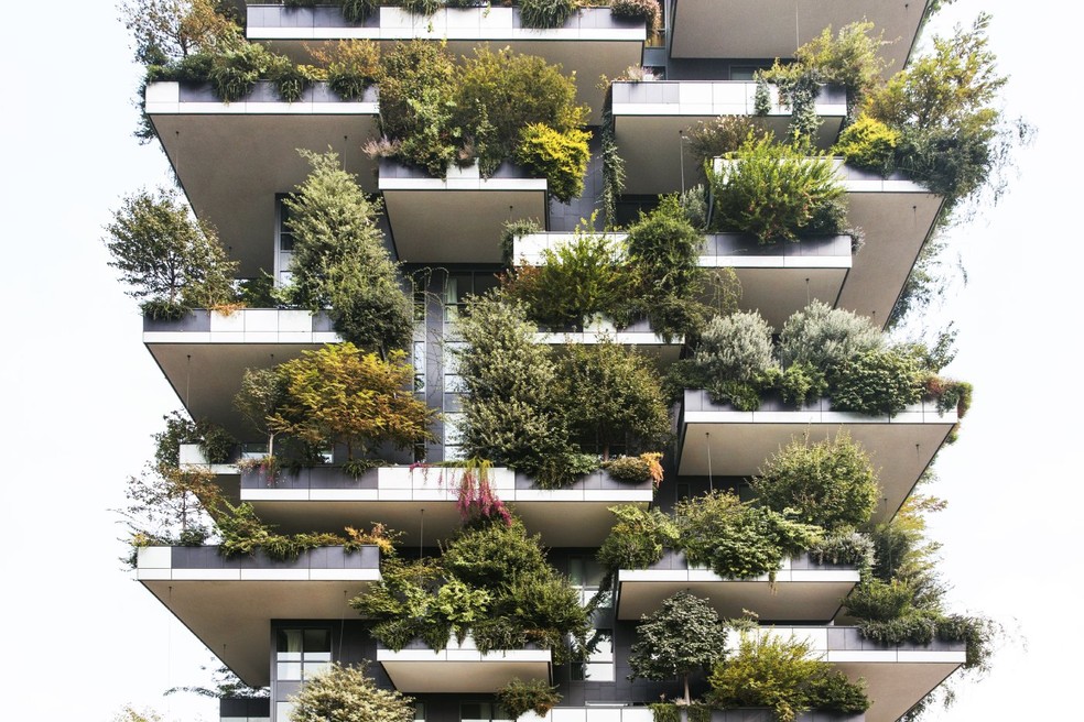 Ao invés de fachadas de vidro e minerais, o projeto do Bosco Verticale propôs uma natureza viva como parte integrante construtiva — Foto: Giovanni Nardi / Divulgação