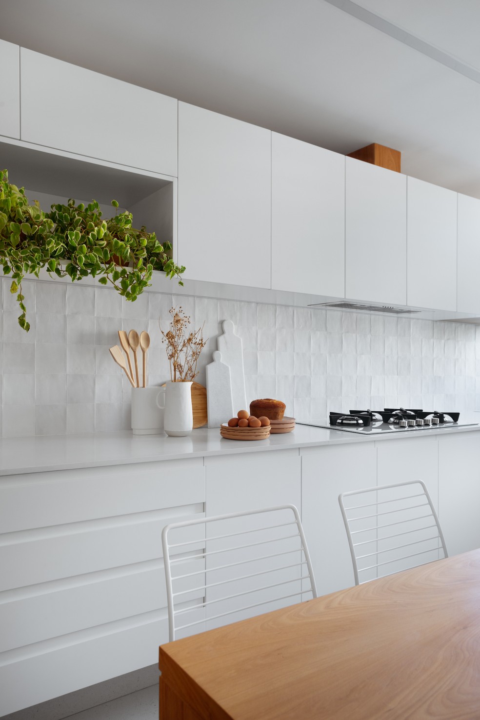 COZINHA | A cozinha branca tem uma atmosfera clássica e clean — Foto: Denilson Machado / Divulgação | Produção: Andrea Brito