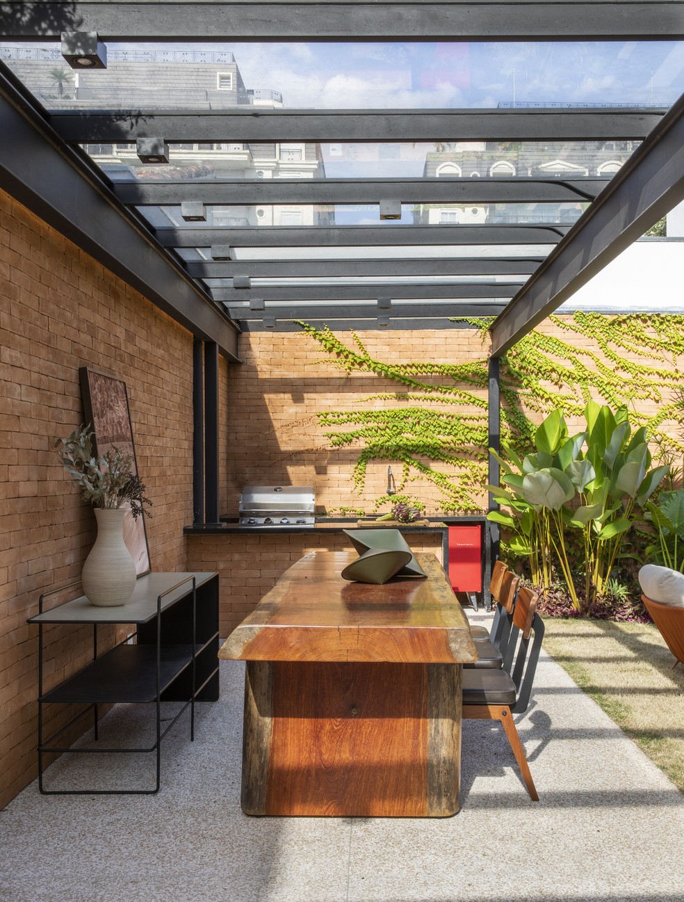 Arquitetura e design brasileiro se conectam em casa cercada por verde
