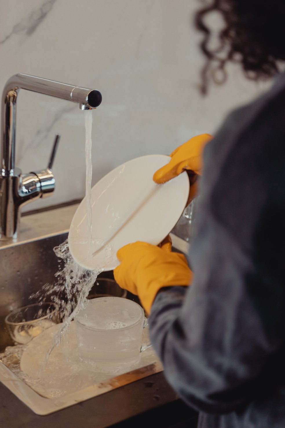 Manter a cozinha limpa e sem restos de alimentos é uma forma simples de prevenir o aparecimento das baratas — Foto: Pexels / Tima Miroshnichenko / CreativeCommons