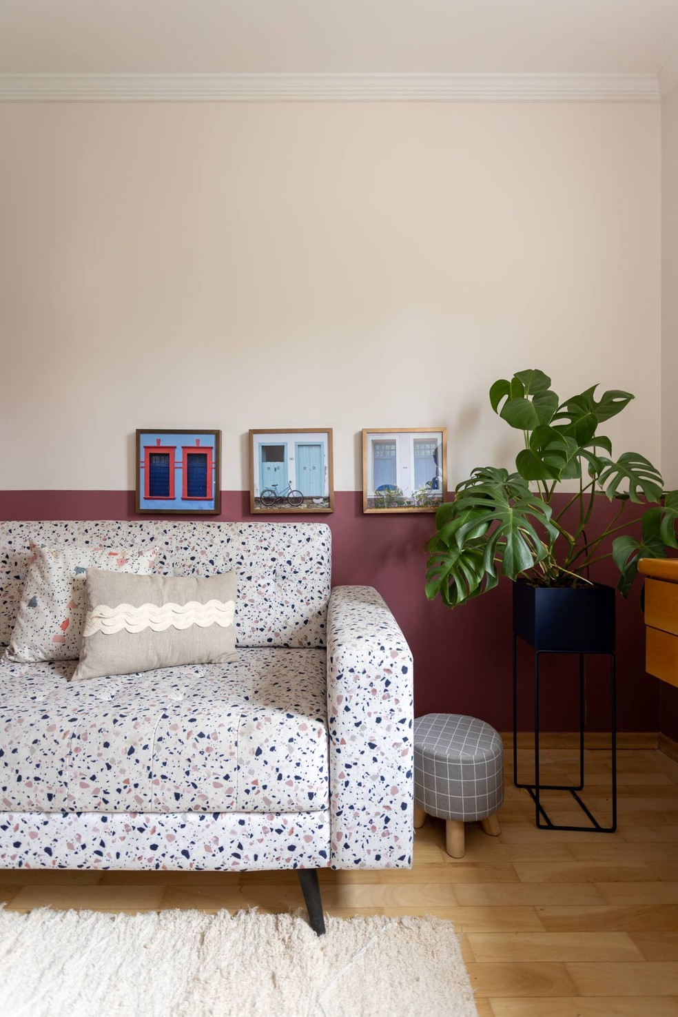 ESCRITÓRIO | O sofá com revestimento que lembra granilite veio do antigo escritório da moradora e tem valor afetivo, assim como a planta costela-de-adão — Foto: Leila Viegas / Divulgação