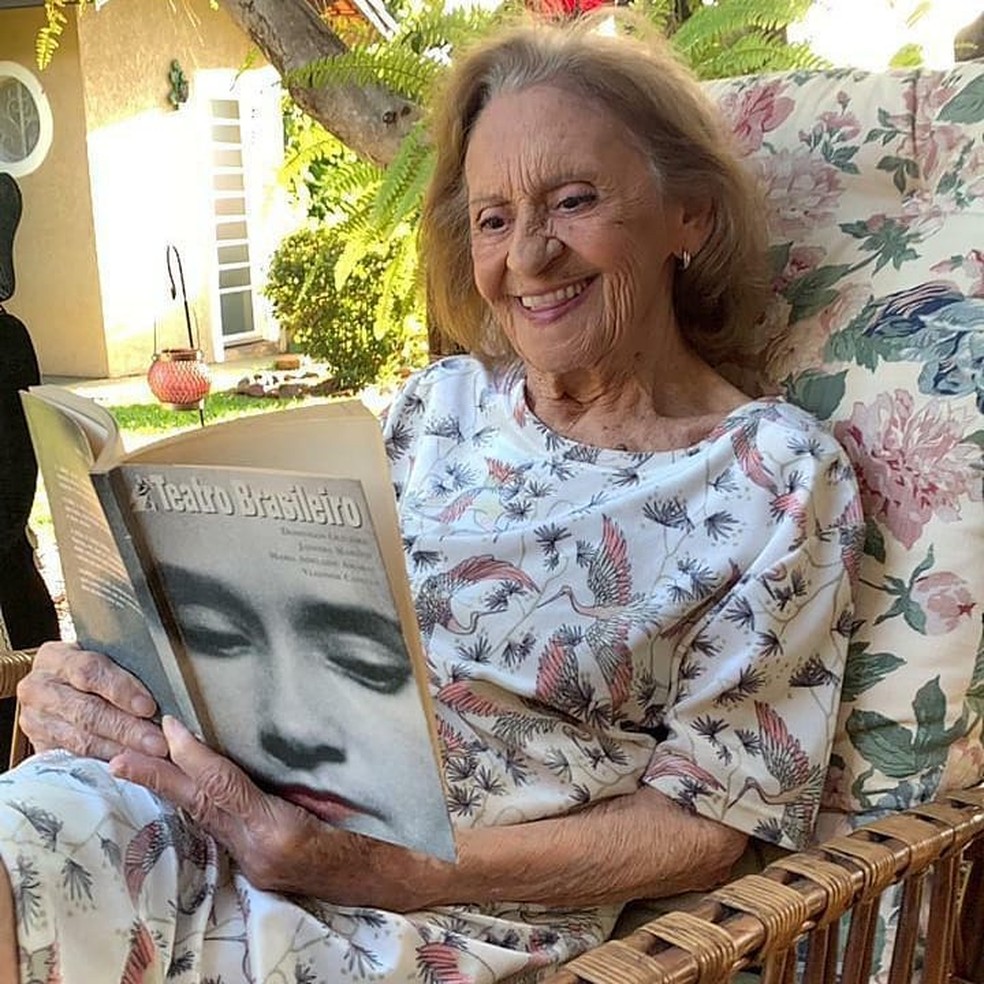 Laura Cardoso lendo um livro no jardim da sua casa — Foto: João Passos @joaopassosfotografo / Instagram / Reprodução