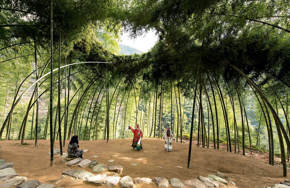 Bamboo Theatre é um anfiteatro projetado pelo escritório chinês DnA_Design and Architecture com uso de bambu — Foto: Wang Ziling / Divulgação