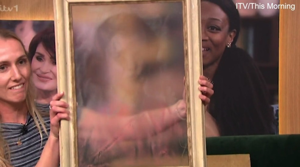 O vidro da moldura ficou com a silhueta do retrato marcada — Foto: ITV / Reprodução