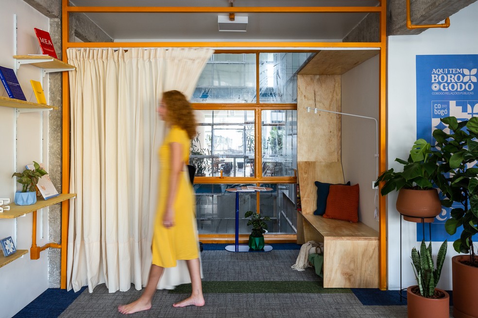 As cortinas foram usadas para separar os ambientes com leveza e fluidez — Foto: Israel Gollino / Divulgação