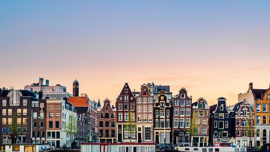 Casas estreitas e mix de estilos marcam a arquitetura de Amsterdam