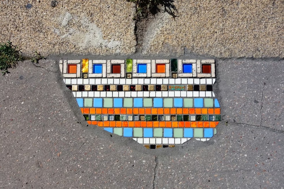 Artista que preza pelo anonimato transforma buracos de rua em mosaicos ...