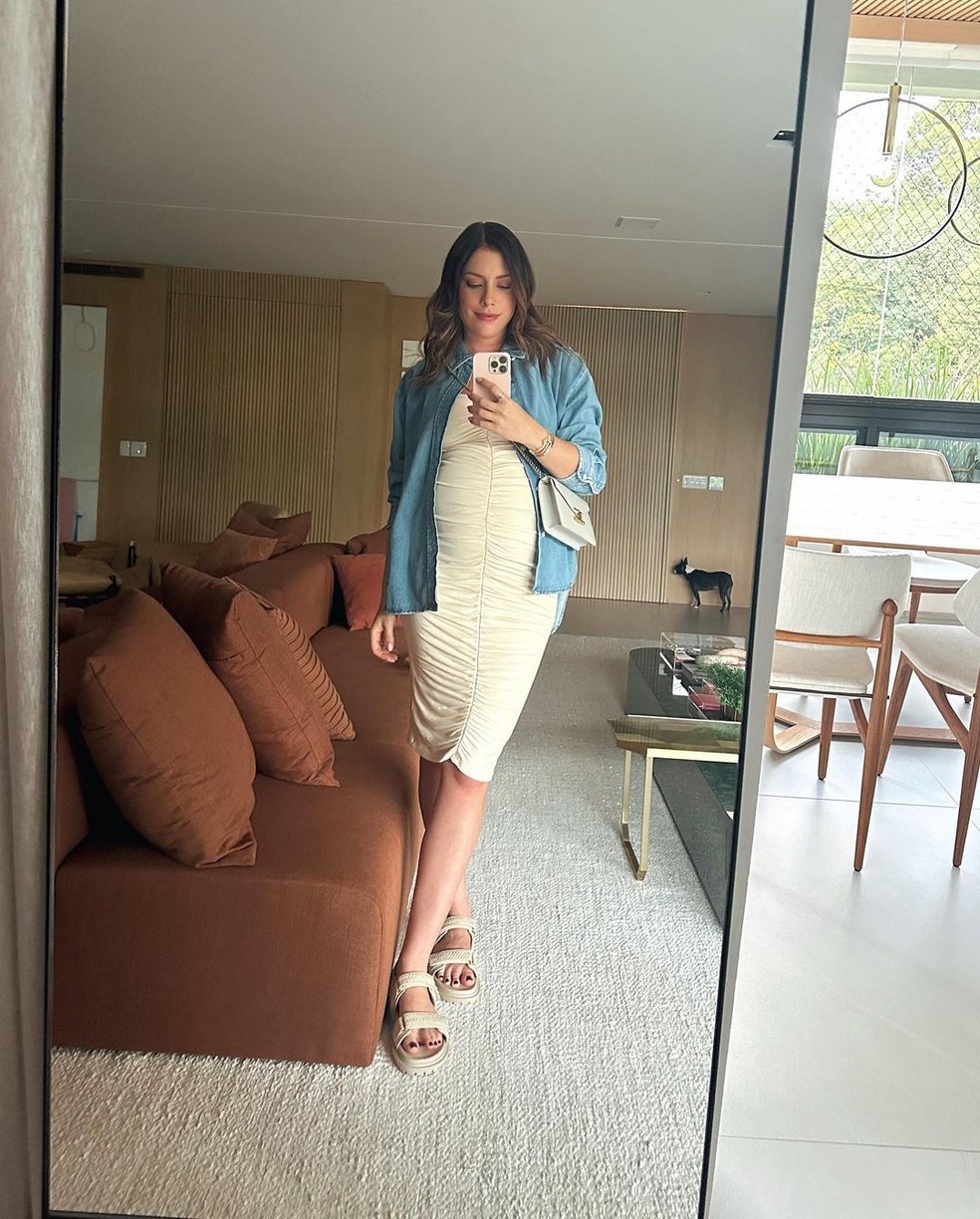 Fabiana Justus exibe estágios da gravidez na sua sala de estar — Foto: Instagram / Reprodução