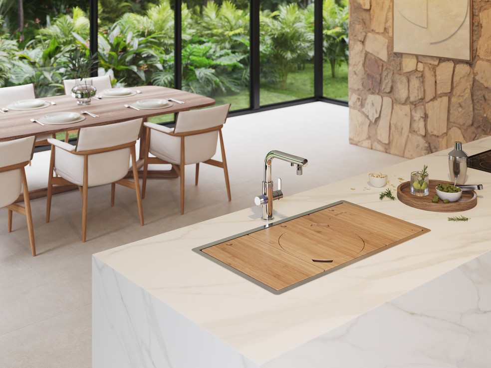 A cuba Funstation, da Deca, tem acessórios gourmet, como contêineres, tábuas de madeira e revestimento que protege os móveis da cozinha contra a umidade — Foto: Deca/Divulgação
