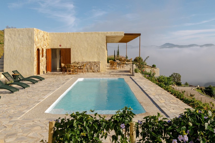 Piscina com revestimento de seixo rolado branco, em área de lazer da Villa Sarre