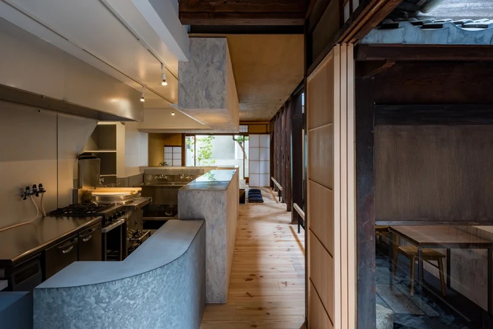 A cozinha é integrada às diversas áreas do restaurante — Foto: Tada Masaharu e Endo Shojiro / Divulgação