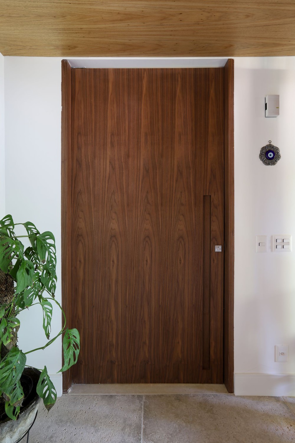 Concreto, madeira e pedras se misturam bem em apartamento garden