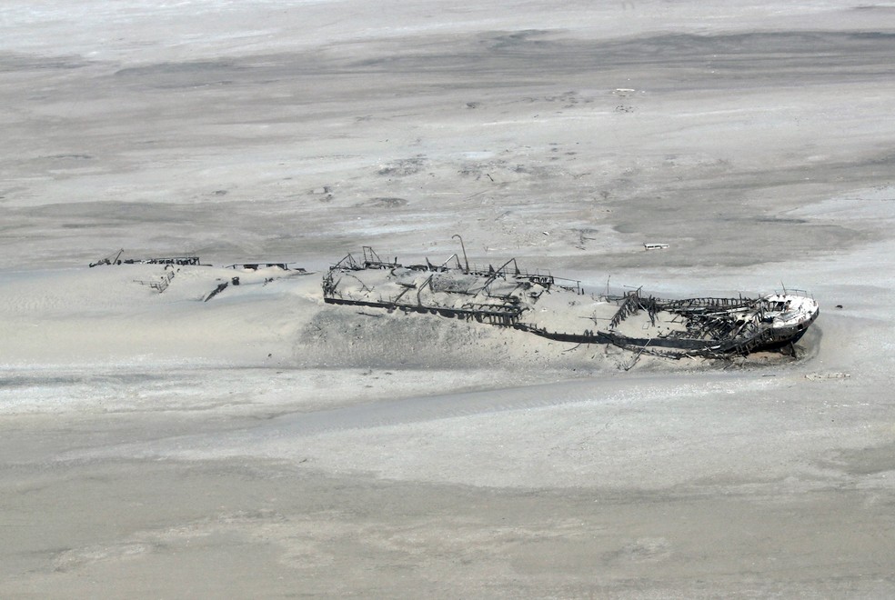 O navio naufragado Eduard Bohlen está a impressionantes 400 m da costa na Namíbia — Foto: Wikimedia / Anagoria