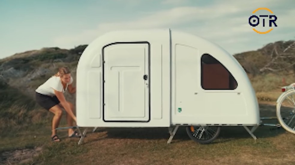 Depois de desdobrado, o mini-trailer pode acomodar uma cama ou uma pequena ala de estar — Foto: Instagram / @commatraveltrailer / Reprodução