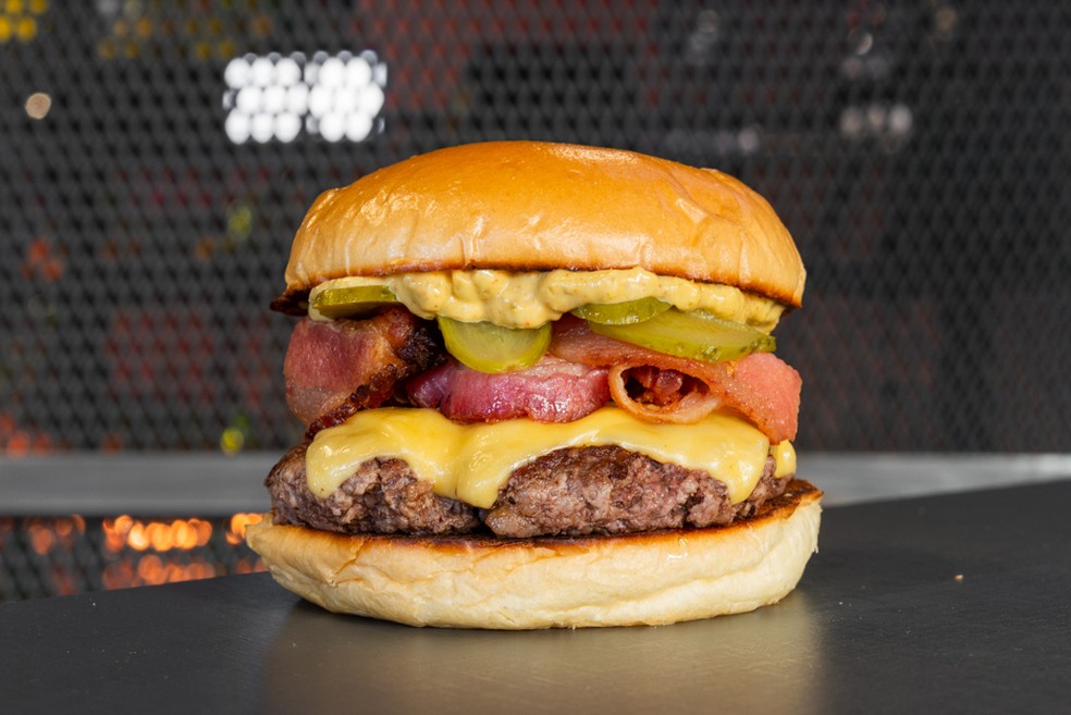 Receita de hambúrguer é feita com fatias de bacon para cobrir a carne e manter a textura macia do ingrediente — Foto: Bullger / Divulgação