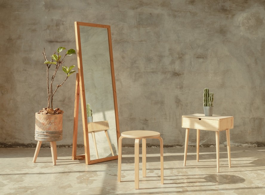 Doar mobiliários, como espelhos, mesas, bancos e armários, contribui com a cultura da solidariedade e ajuda a preservar o meio ambiente, pois evita o descarte inadequado de peças em áreas preservadas