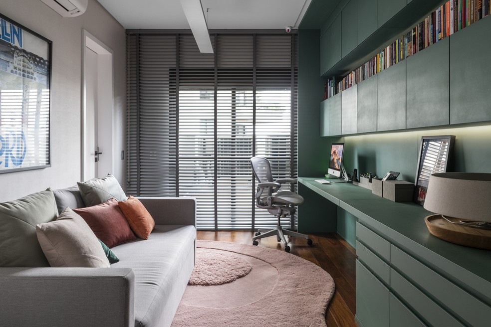 ESCRITÓRIO | A marcenaria e o tapete coloridos trazem mais personalidade para o quarto que foi transformado em escritório — Foto: Renato Navarro / Divulgação
