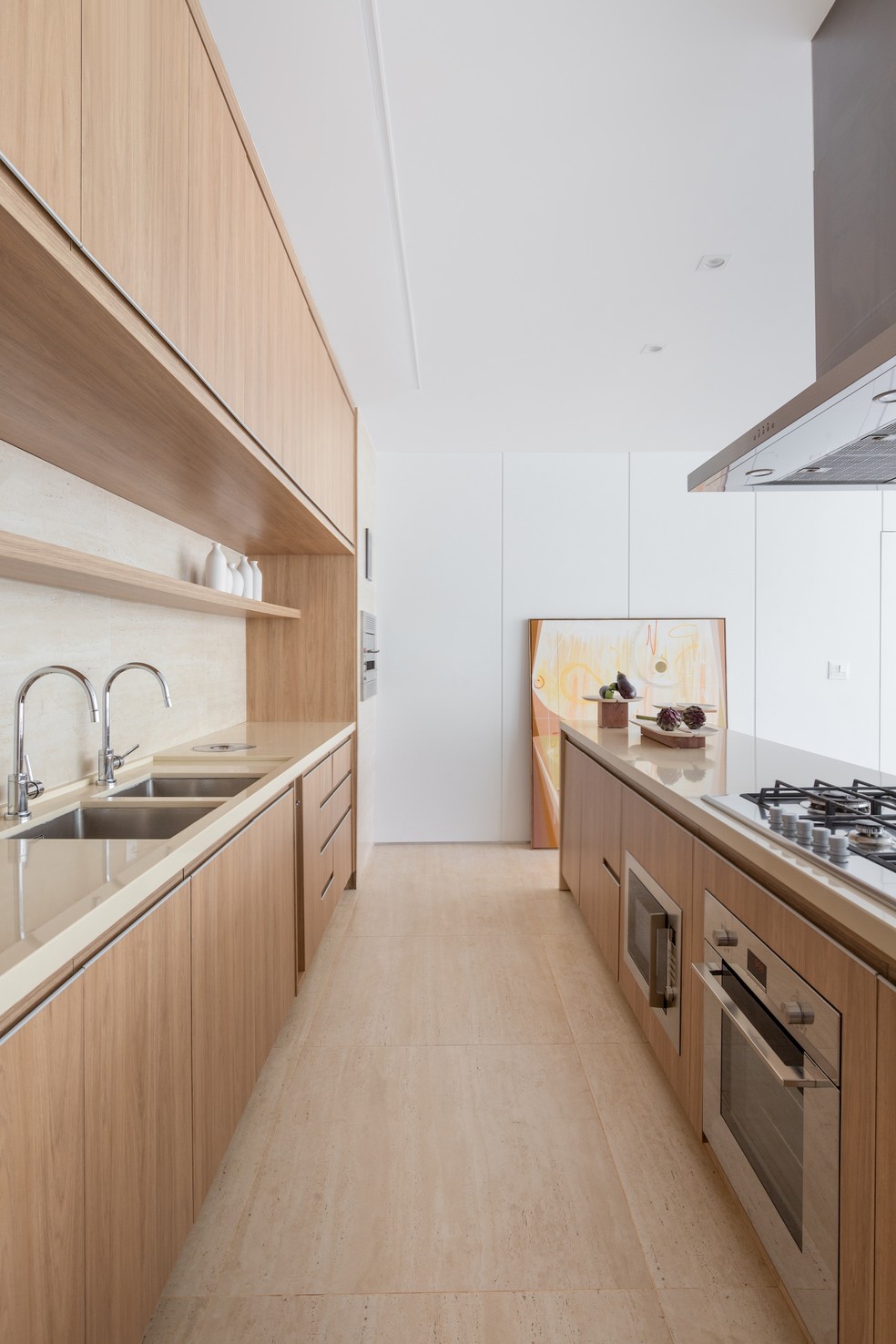 COZINHA | A cozinha é o coração do projeto. A madeira é protagonista do espaço — Foto: Júlia Tótoli / Divulgação
