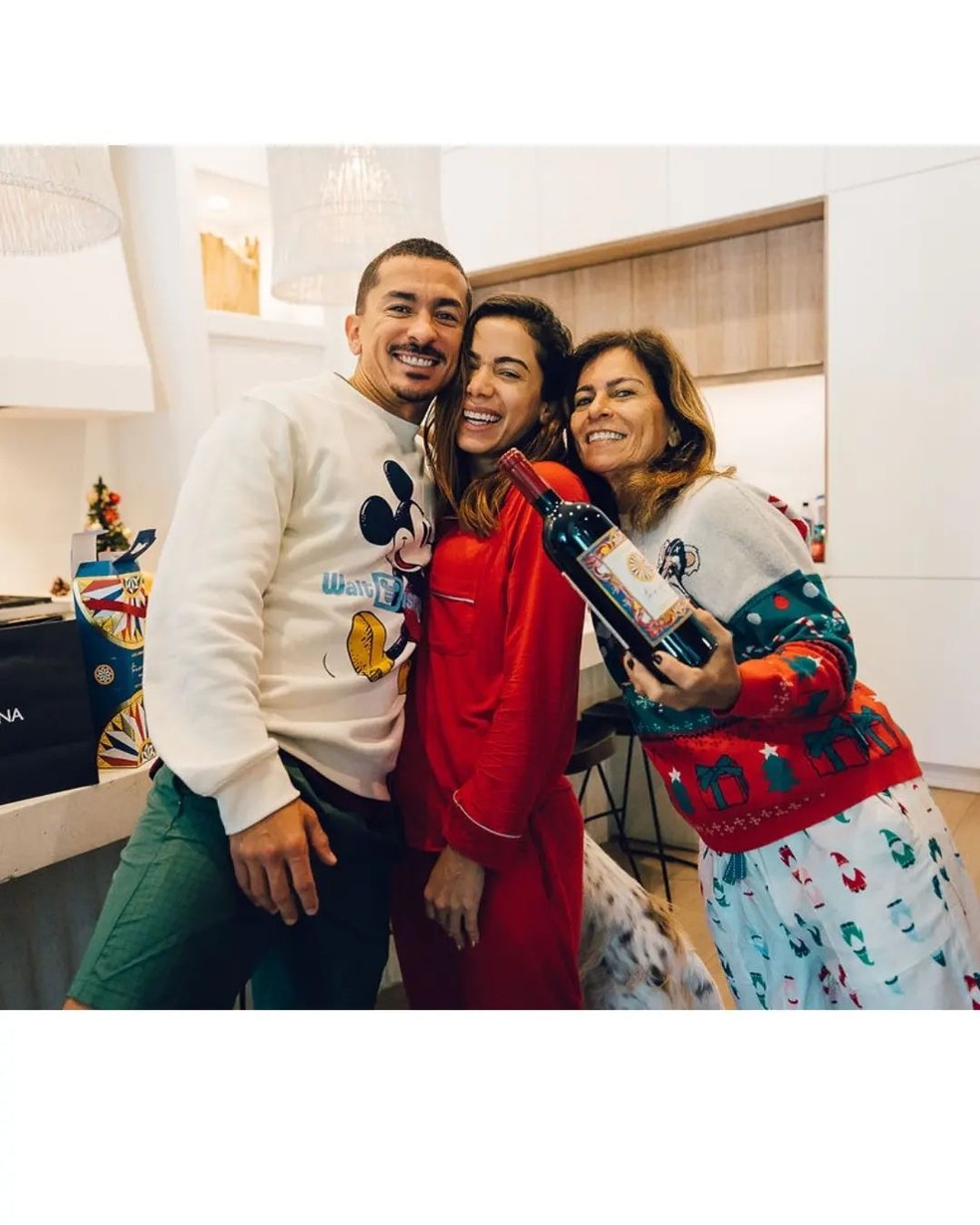 Miriam Macedo com os filhos Anitta e Renan — Foto: Reprodução / Instagram