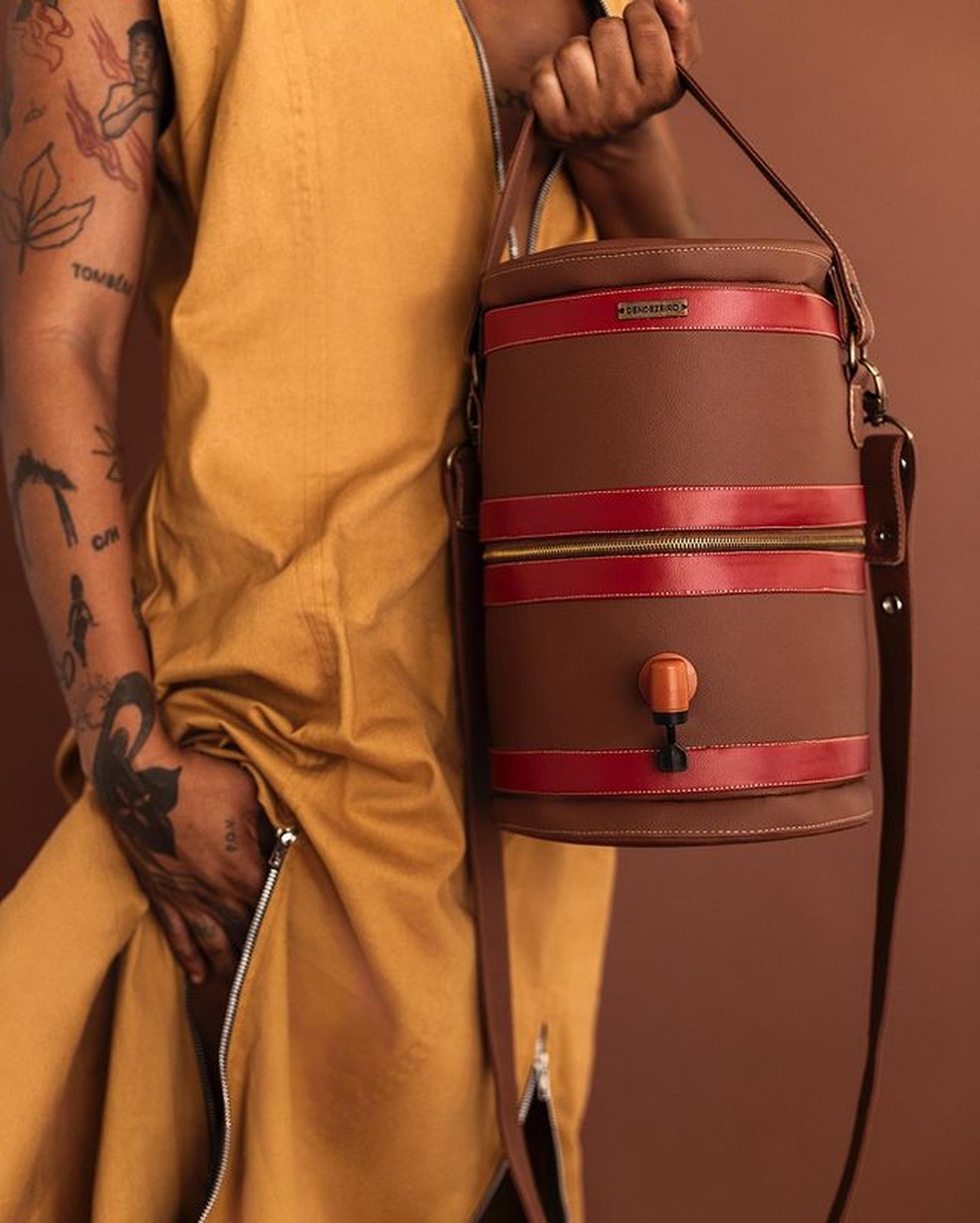 A bolsa marrom traz as faixas vermelhas características do filtro de barro — Foto: Instagram / @dendezeiro / Reprodução