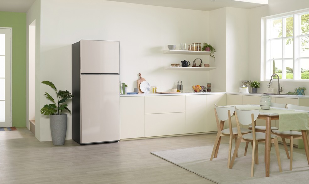 As geladeiras da linha Evolution possuem design minimalista, com portas planas, puxadores embutidos e um painel digital interno — Foto: Divulgação