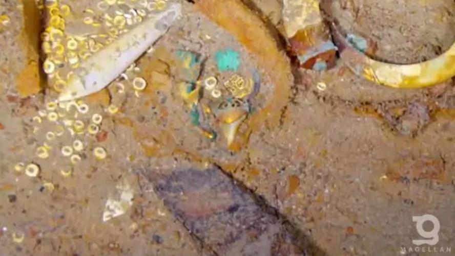 O colar foi achado no fundo do oceano em meio a outros objetos do naufrágio
