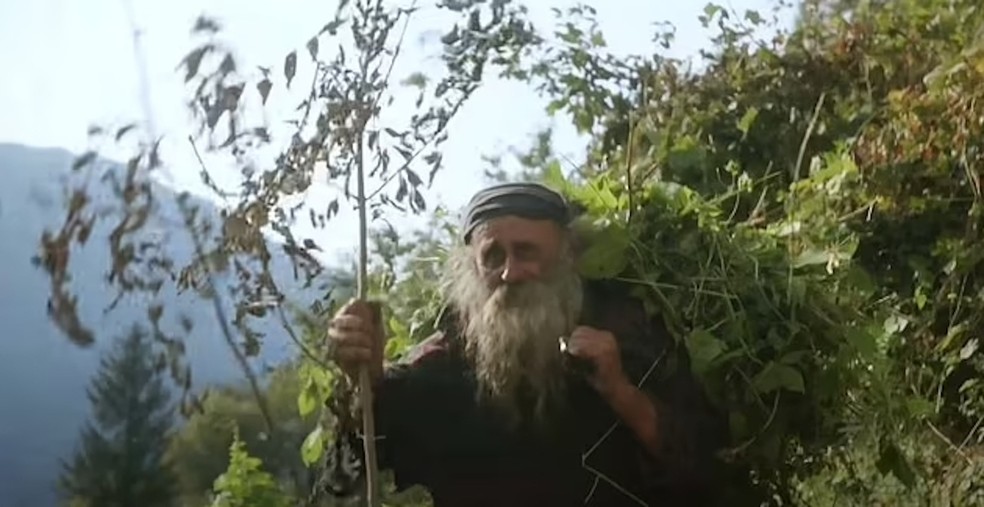 O eremita Flaminio vive há 52 anos sozinho em uma casa de fazenda na Itália — Foto: YouTube / @yestheory / Reprodução