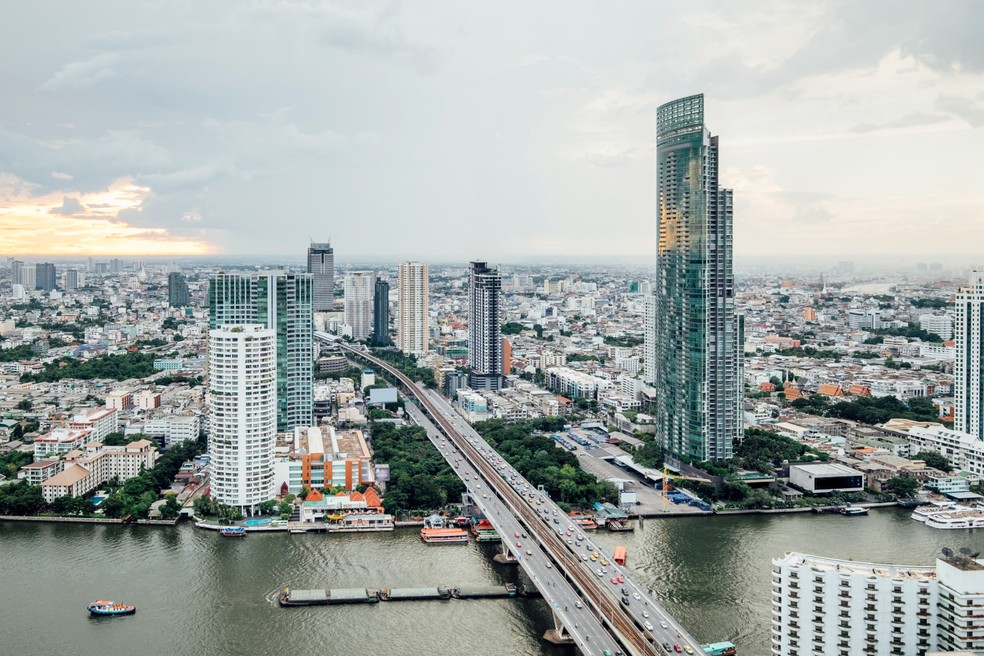 Bangkok, na Tailândia, está entre as cidades afetadas pela subsidência, provocada principalmente pela extração de água subterrânea e pelo adensamento do solo — Foto: Magnific/Creative Commons