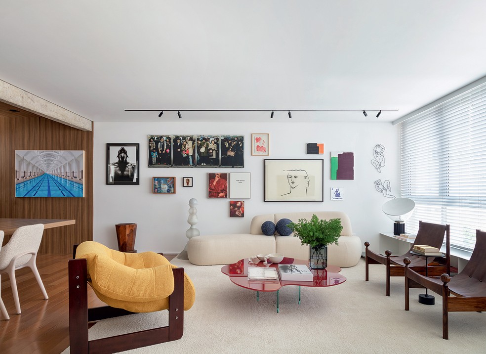 Obras de arte contam história de morador e decoram seu apartamento em SP. Projeto do NOP Arquitetura — Foto: Alessandro Gruetzmacher / Divulgação 