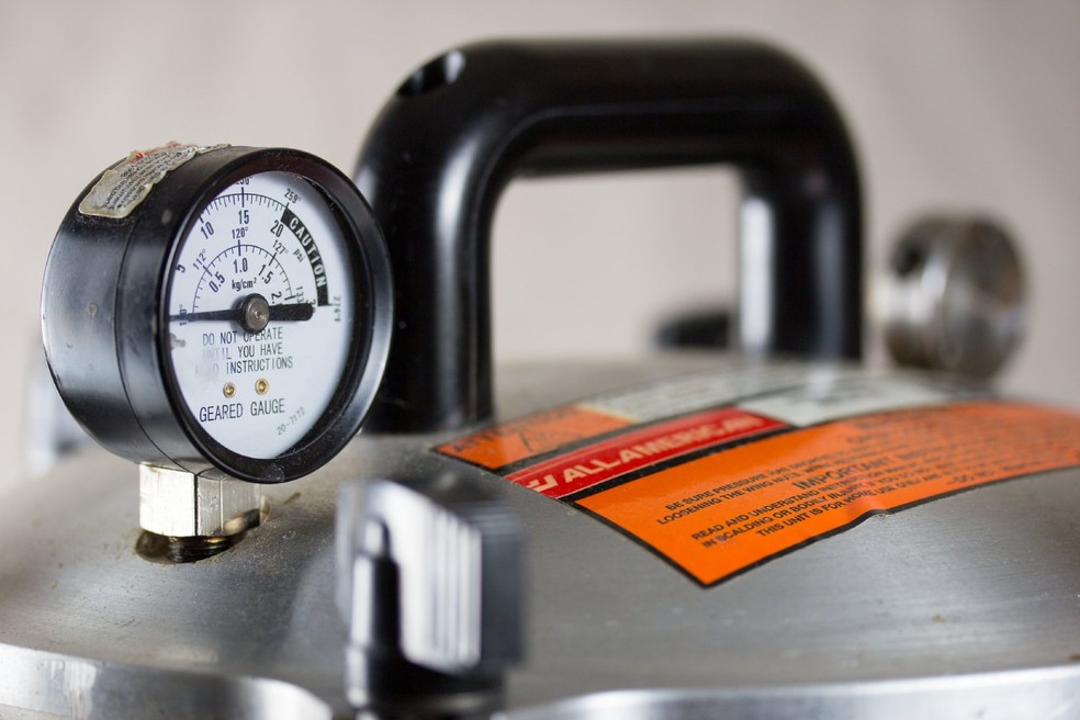 A panela de pressão cozinha mais rápido porque permite que a água seja fervida a uma temperatura maior, o que diminui o tempo de espera — Foto: Flickr / FoodCraftLab / CreativeCommons