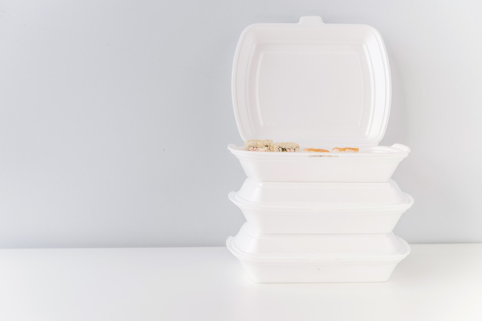 O isopor tem um processo caro de reciclagem e acaba sendo descartado no lixo comum — Foto: Freepik/Creative Commons