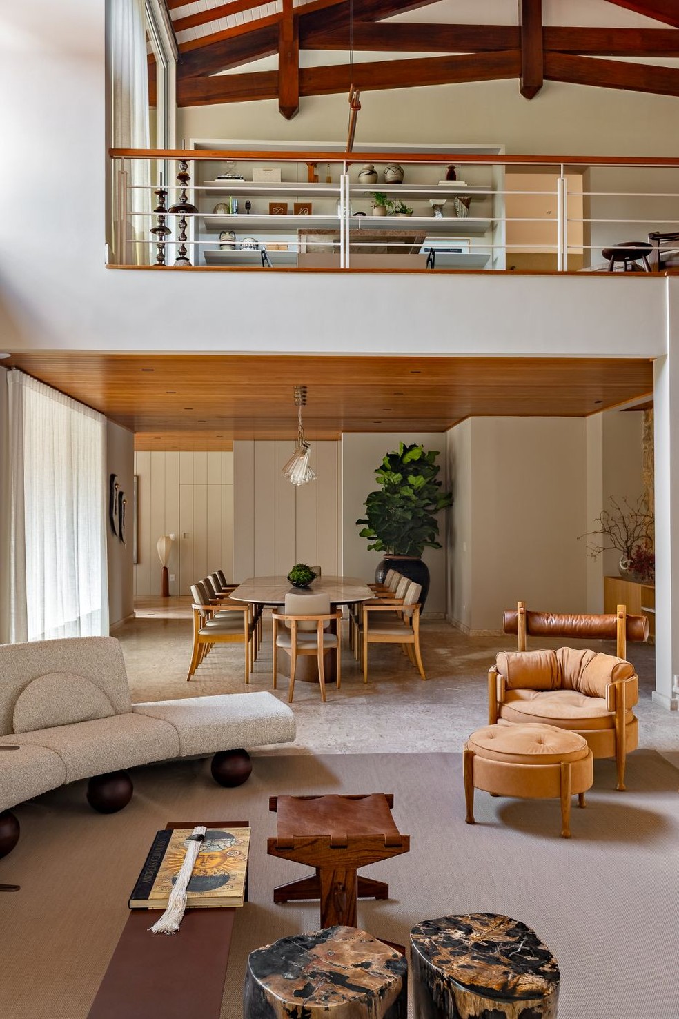 Casa no interior de São Paulo renasce com integração, luz e design ...