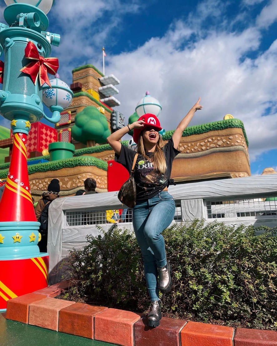 Lexa aproveita parque de diversão com amigos no Japão